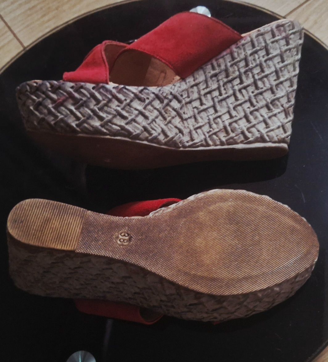 Ouazy  buty na koturnie czerwone z klamra 38