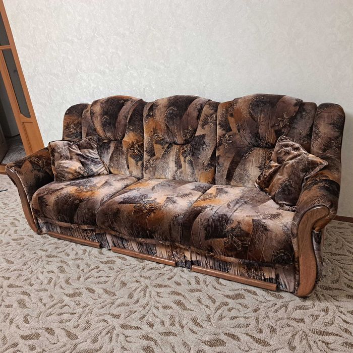 Два м'ягких крісла та 2 пуфа, диван