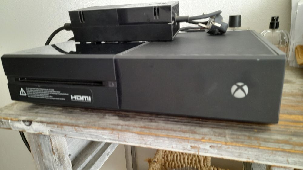 Xbox One em bom estado mas sem comando