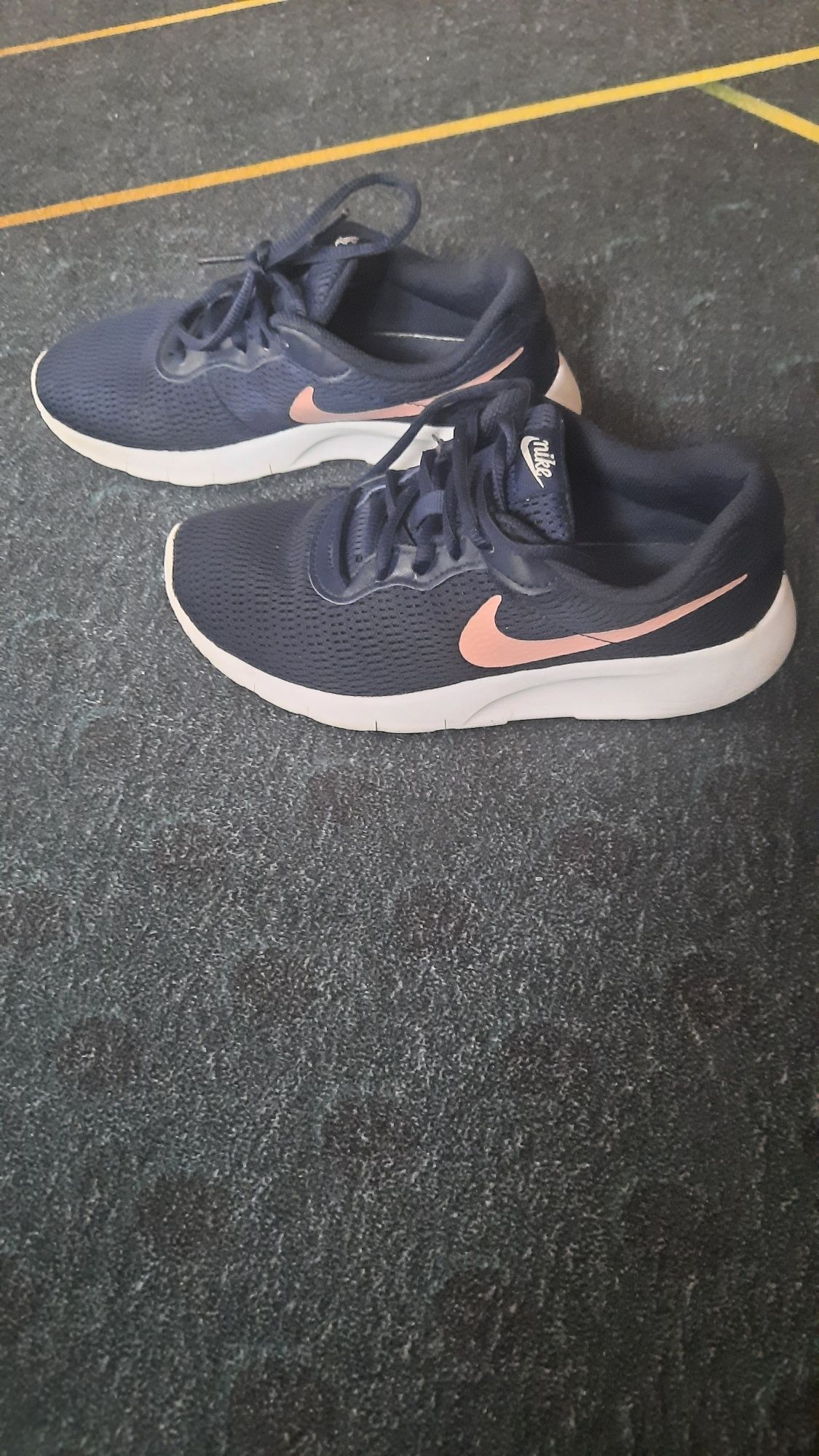 Buty sportowe Nike granatowe na dziewczynkę r.36,5