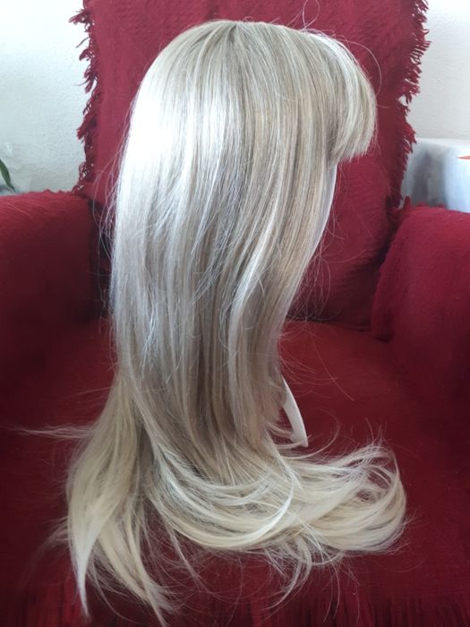 Nowa peruka blond z jaśniejszymi końcówkami