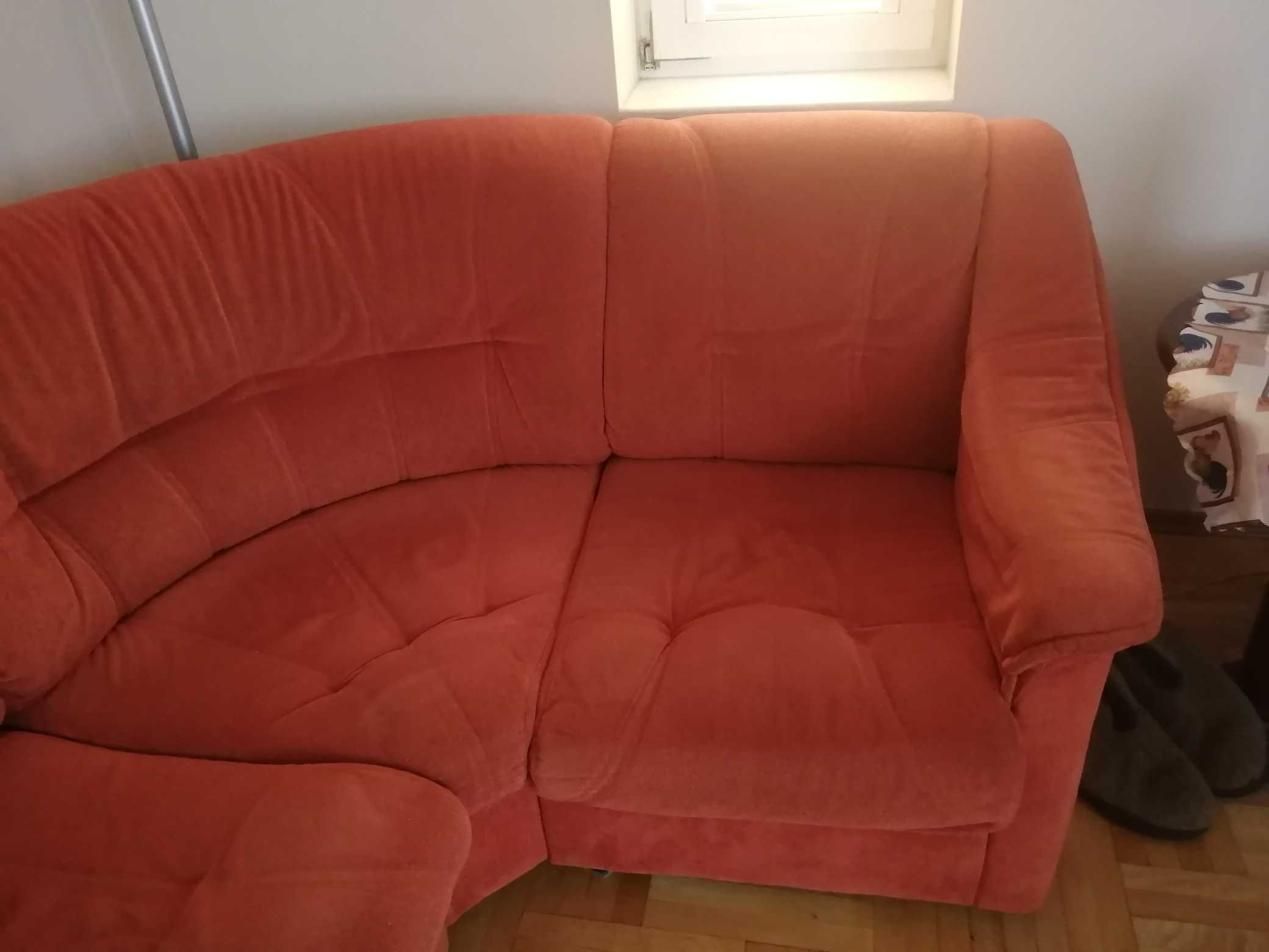 Duża sofa w kolorze pomarańczowym