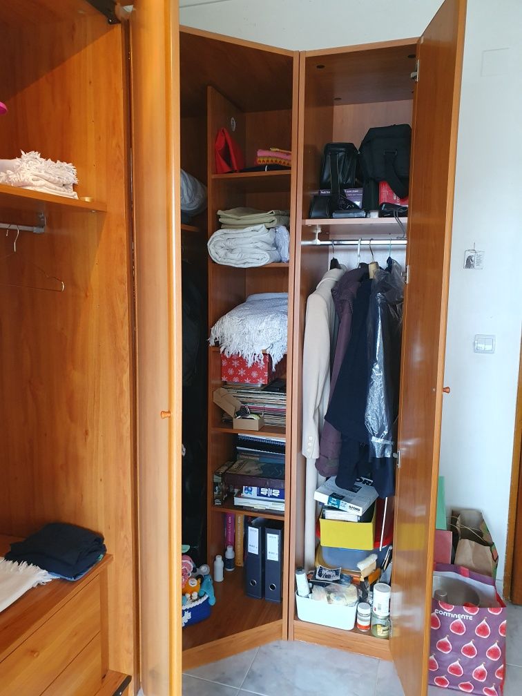 Roupeiro modular de madeira com espelho e iluminação embutida