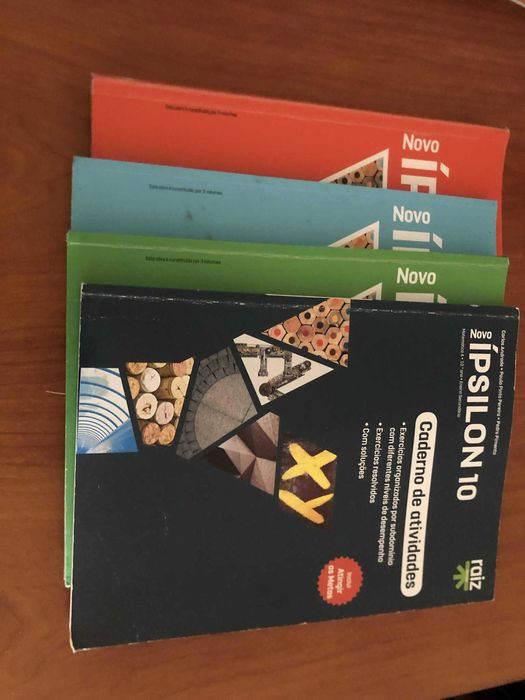 Manuais e caderno de atividade de Matemática Novo ÍPSILON 10
