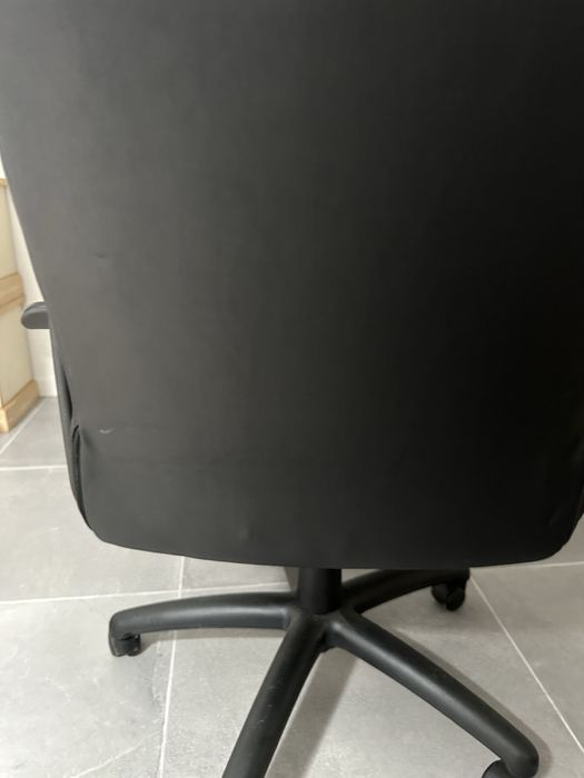UMA cadeira do escritorio muito bom estado