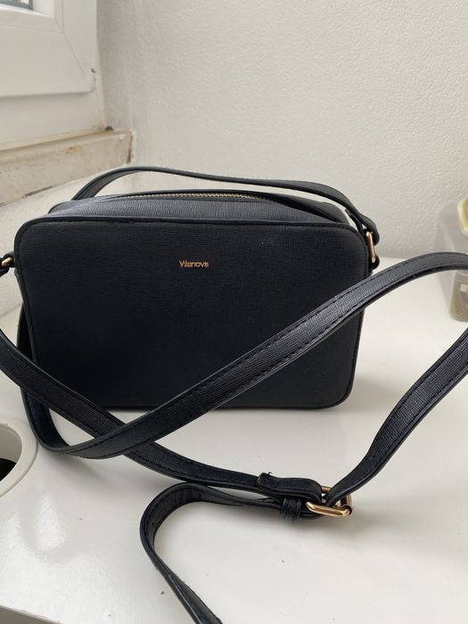 Bolsa preta a tiracolo da marca Vilanova