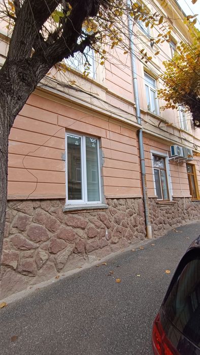 Продається 3 км квартира з капітальним ремонтом в центрі