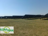 Koszenie trawy farm fotowoltaicznych paneli nieużytków