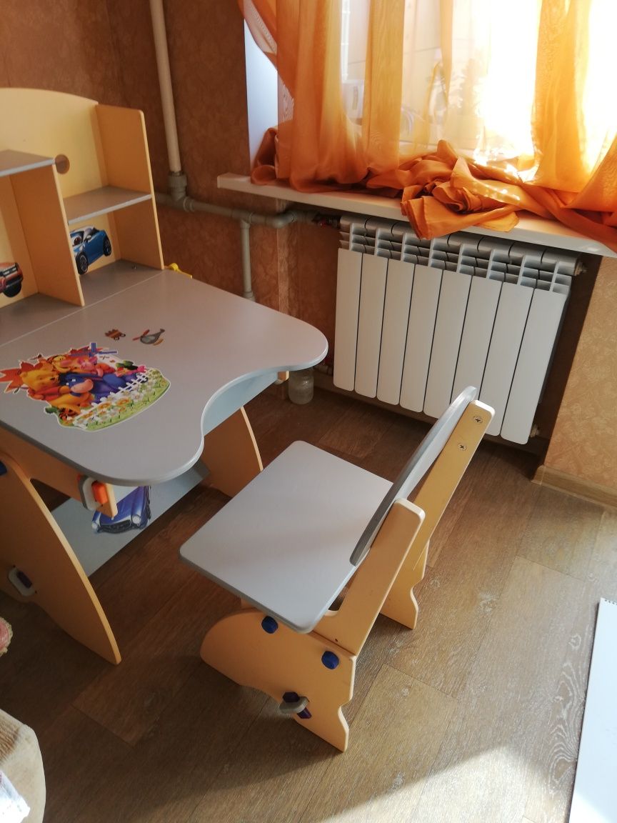 Детский письменный стол со стулом