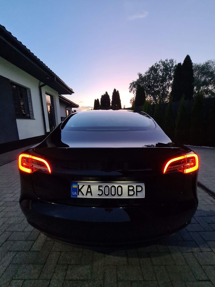 Tesla Model 3 SR+