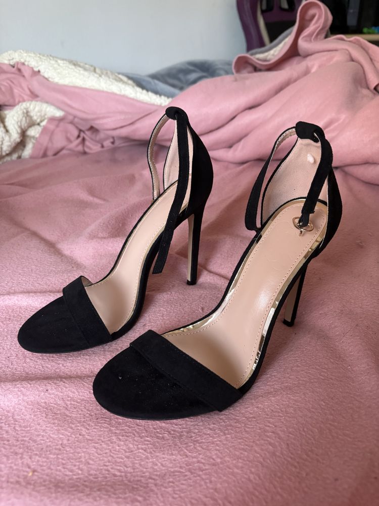 Sapatos altos finos