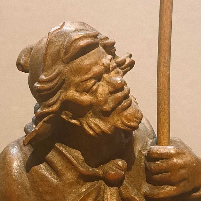 Drewniana figurka strażnika nocnego – rękodzieło