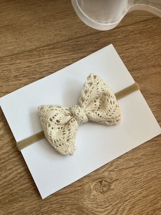 Opaska bezuciskowa na głowę kokardka koronkowa beżowa beż sesja roczek