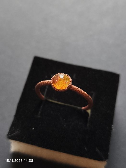 Pierścionek miedziany z małym kamieniem słonecznym, średnica  19 mm.