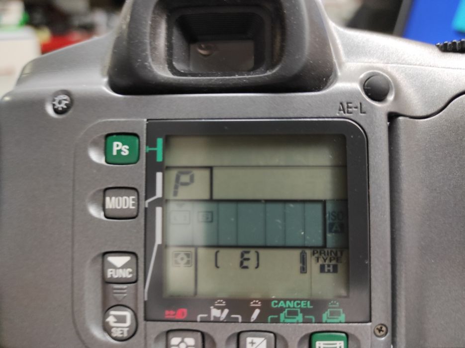 Máquina fotográfica Nikon Pronea 600i com objectiva Nikkor 24-70mm