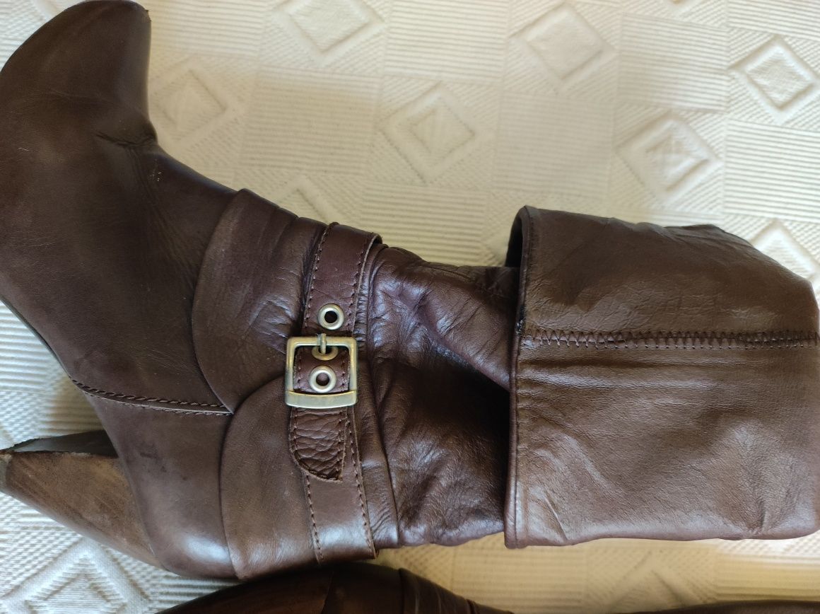Botas até ao joelho, cor castanha, em pele por dentro e por fora