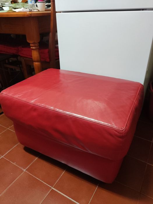 Puff rigido de pele retangular vermelho