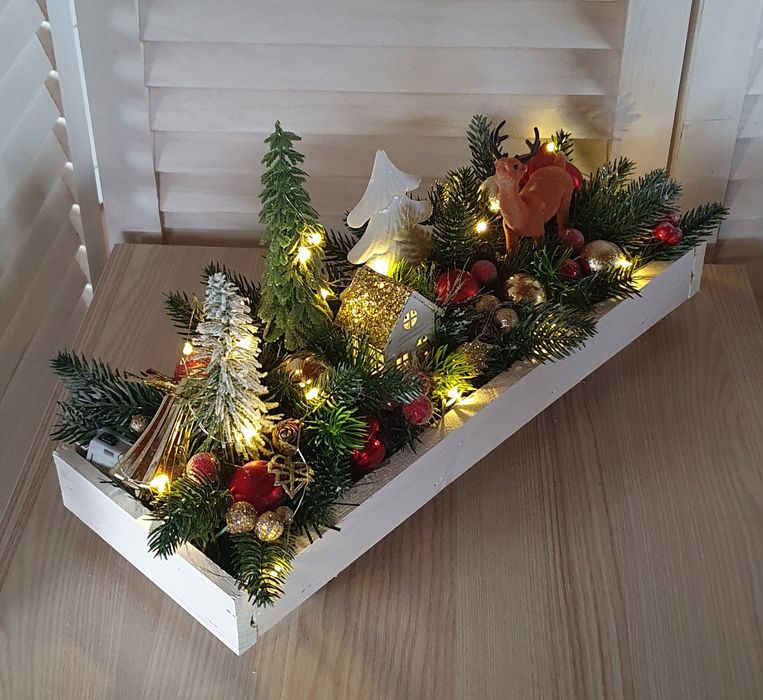 Stroik świąteczny na stół, Boże Narodzenie, domek, choinki