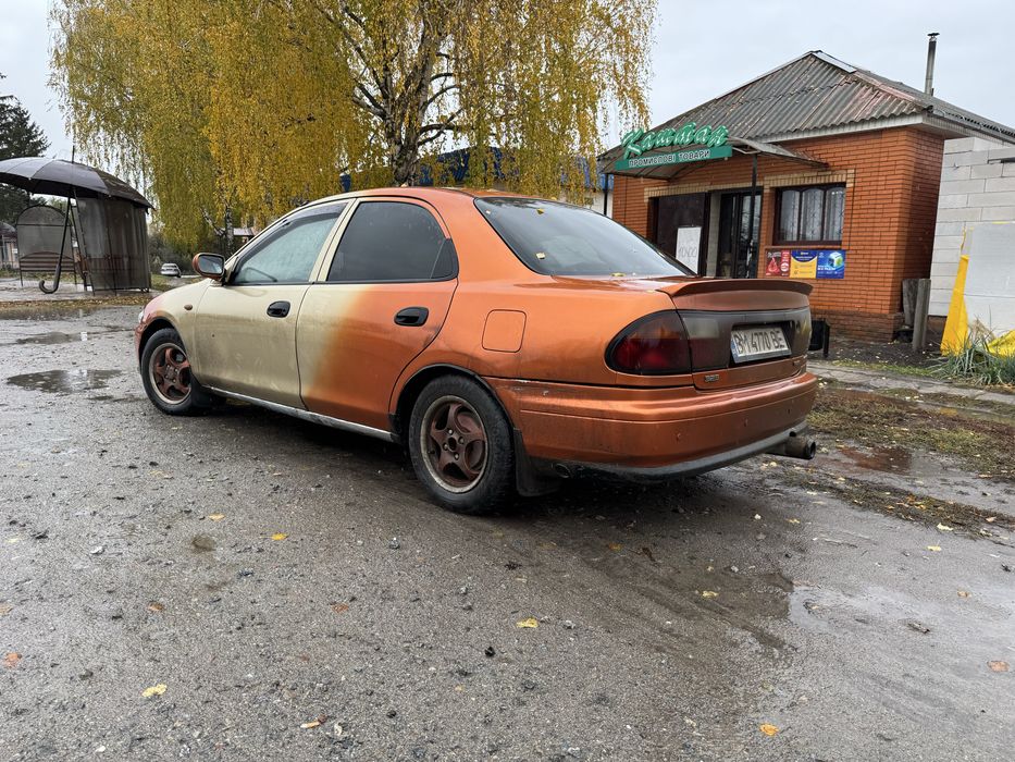 Автомобіль Мазда 323