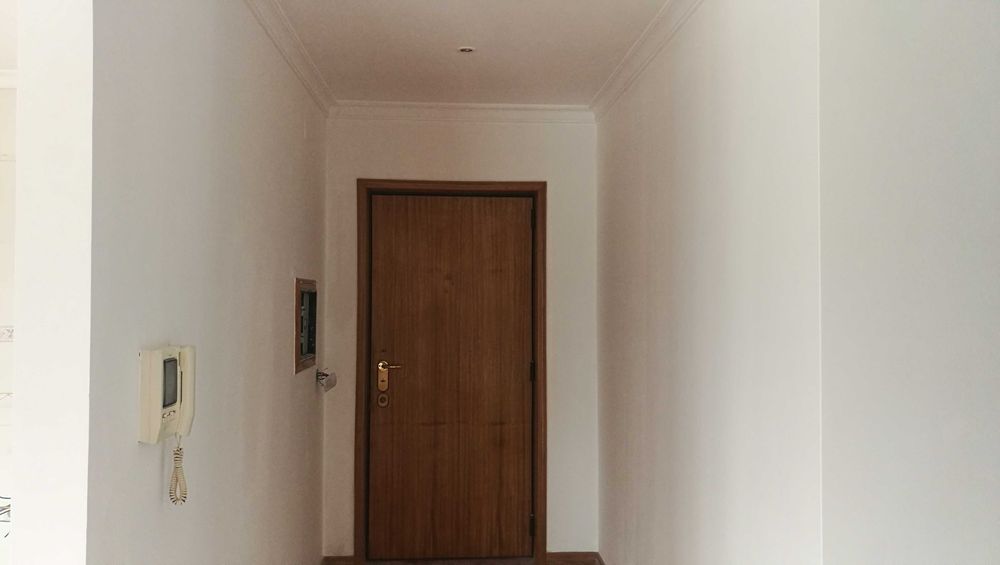 trolha e pintor assentamento de azulejo tijoleira e pintura