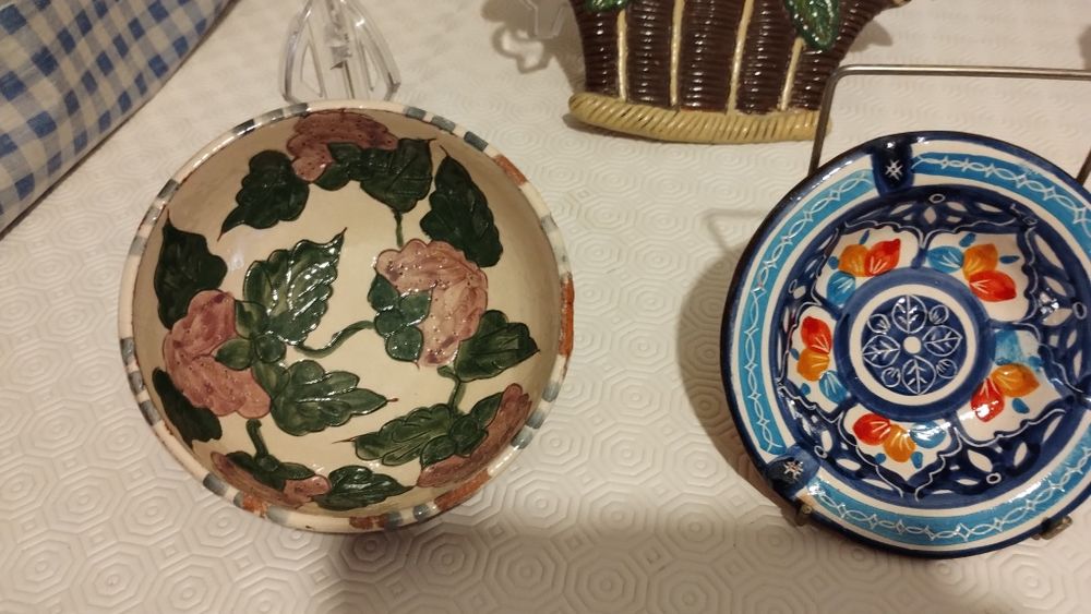 2 Cestas decorativas e um cinzeiro pintados