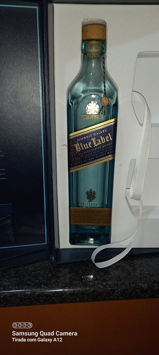 caixa vazia e respectivo recipiente