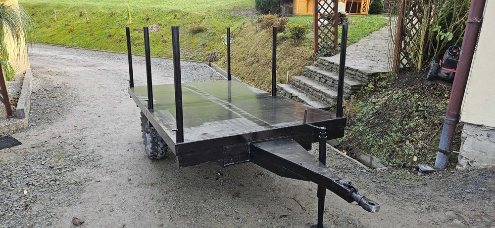 Przyczepa jednoosiowa leśna z hamulcem najazdowym