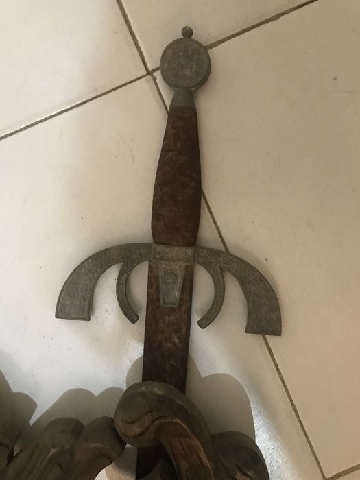 Espadas ferro e insignia de madeira