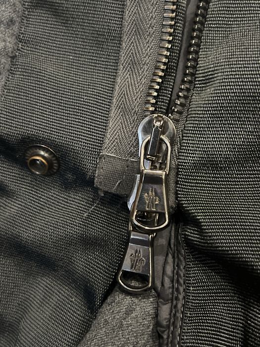 Оригінал куртка MONCLER. Сірого кольору.