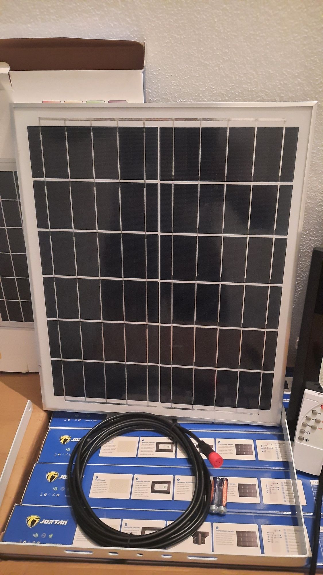 Foco solares ip 66 led 180w/400w luz branca 6500k com sensor e comando