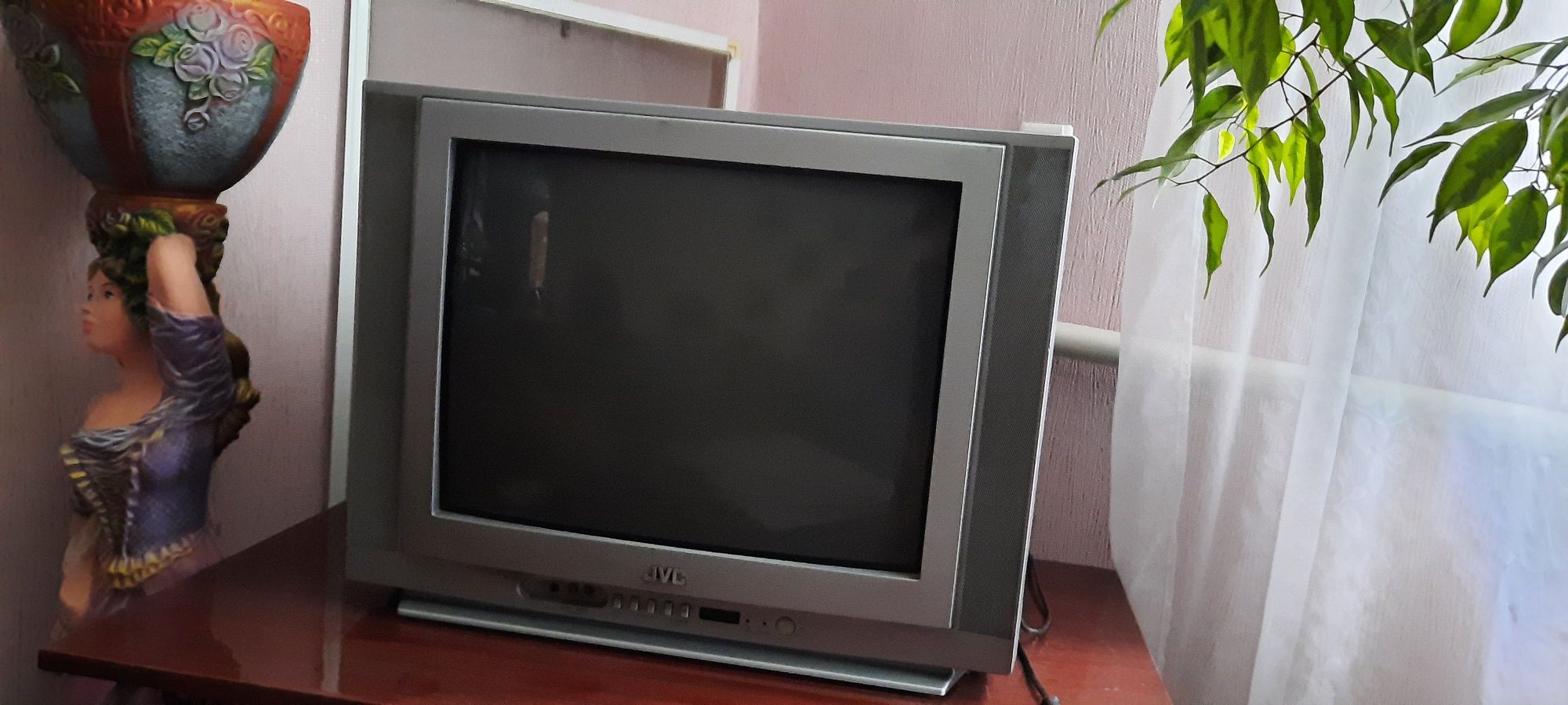 Телевизор      JVC