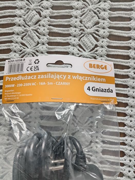 Przedłużacz zasilający z włącznikiem 4 gniazda czarny. 3000W-230-250V