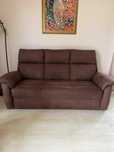 Nierozkładana brązowa sofa do salonu
