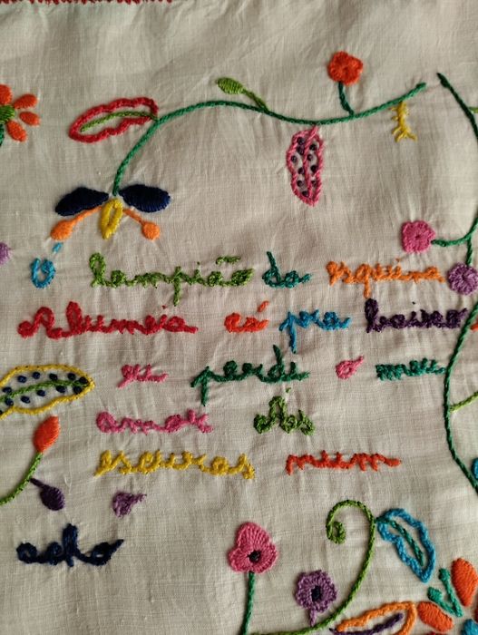 Lenço em linho bordado regional