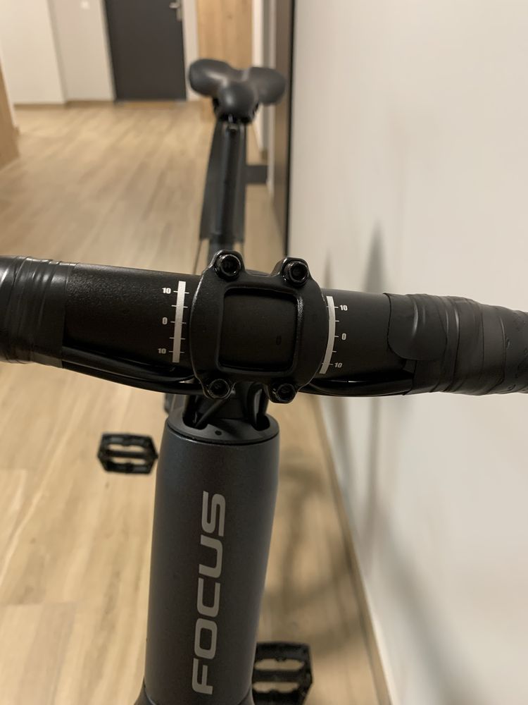 Gravel Focus Atlas 6.7 (rozmiar M, widelec karbon, Shimano GRX 400)