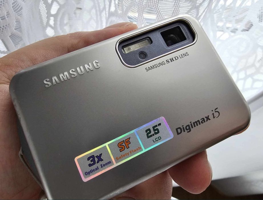 Aparat fotograficzny Samsung i5 wielkości karty kredytowej. Retro styl