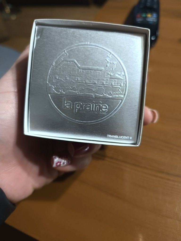 Puder sypki firmy La Prairie