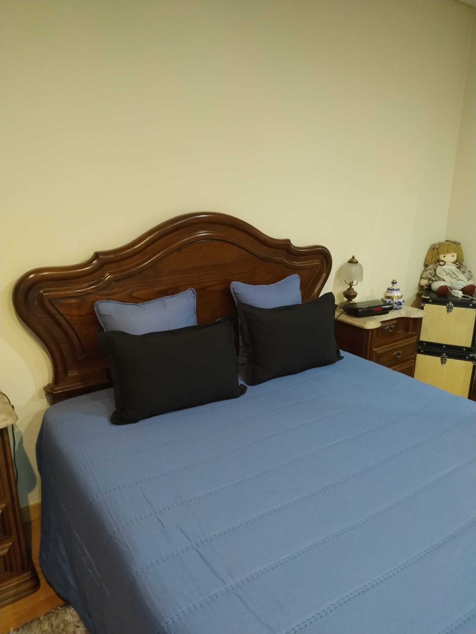 Quarto completo (cama, mesinhas de cabeceira e cómoda com espelho)