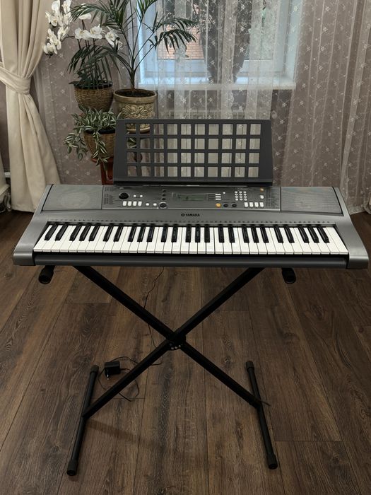 Синтезатор Yamaha сірого кольору