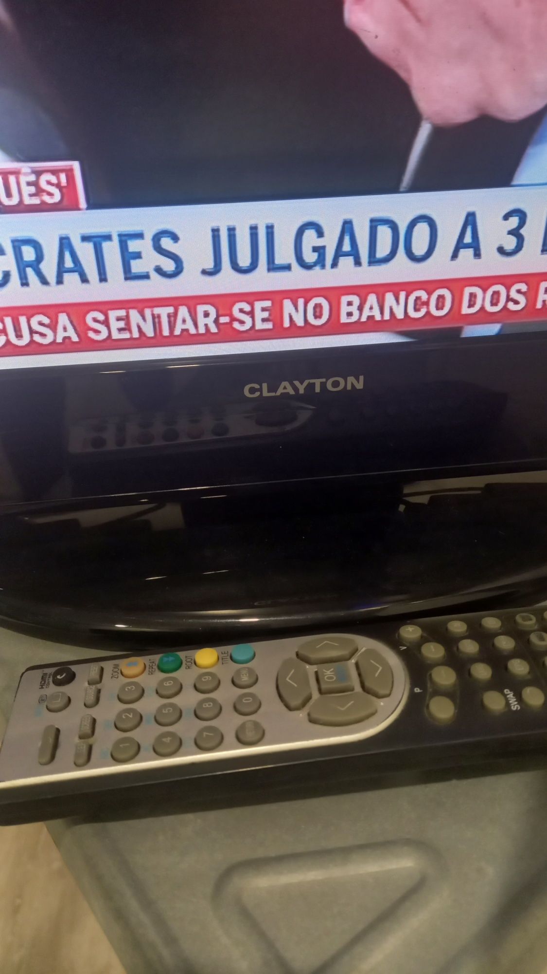 LCD com  22" com comando