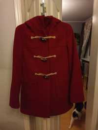 Wełniana wiosenna kurtka z kapturem w kolorze intensywnej czerwieni