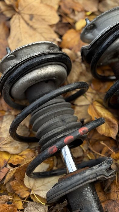 Передні Стойки Стійки БМВ E46 оригінал червоні мітки стойки пружина