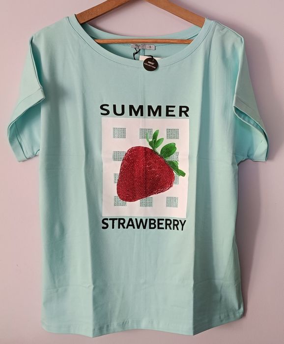 Bawełniana bluzka krótki rękaw miętowa z czerwoną truskawką z cyrkoniM