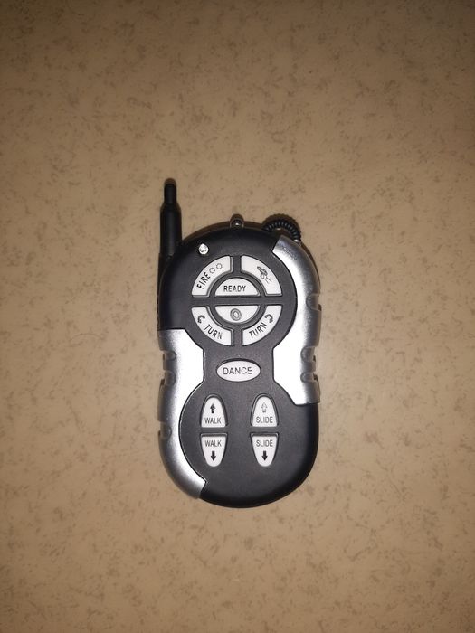 Робовоїн страж на пульті керування. Робот ходить, стріляє