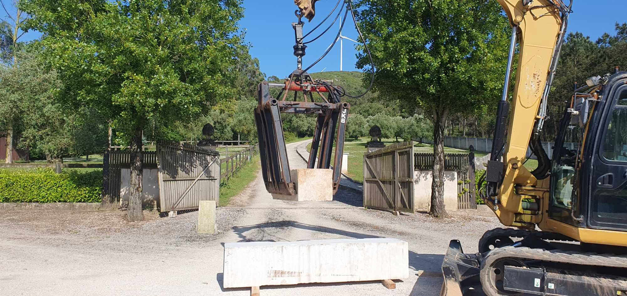 Pinça para Pedra de 3500 kg Telescópico ou Giratória