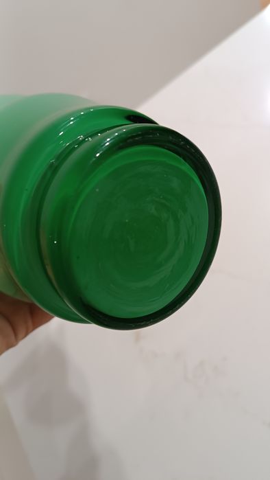Jarra verde em vidro opalino