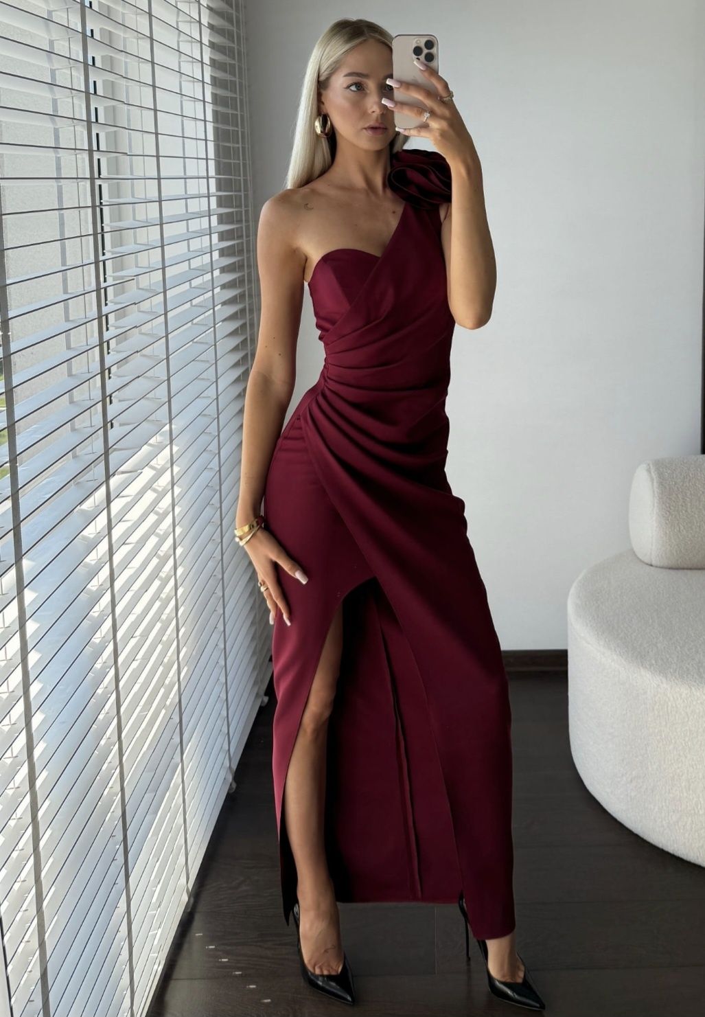 Sukienka maxi na jedno ramie marszczona RUBY bordowa XS