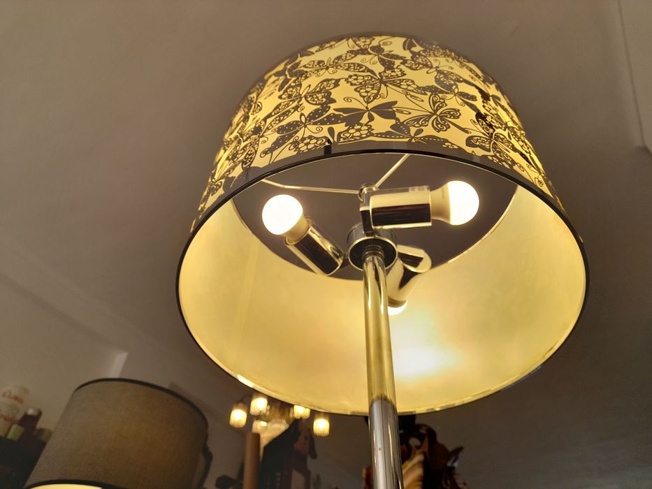 Candeeiro Pé alto - metal prateado com borboletas- 3 Lâmpadas- novo