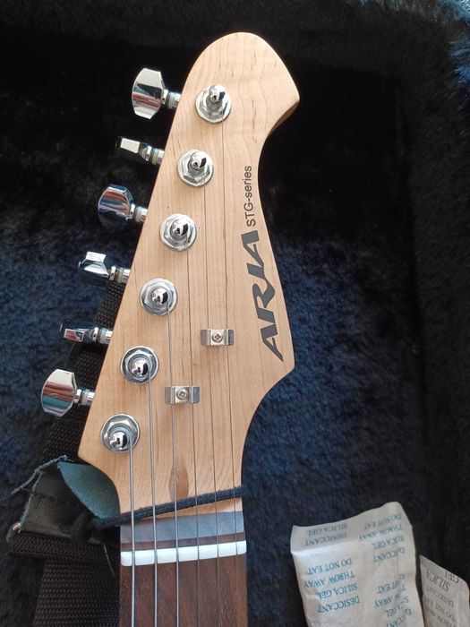 Guitarra elétrica ARIA STG-Series com estojo