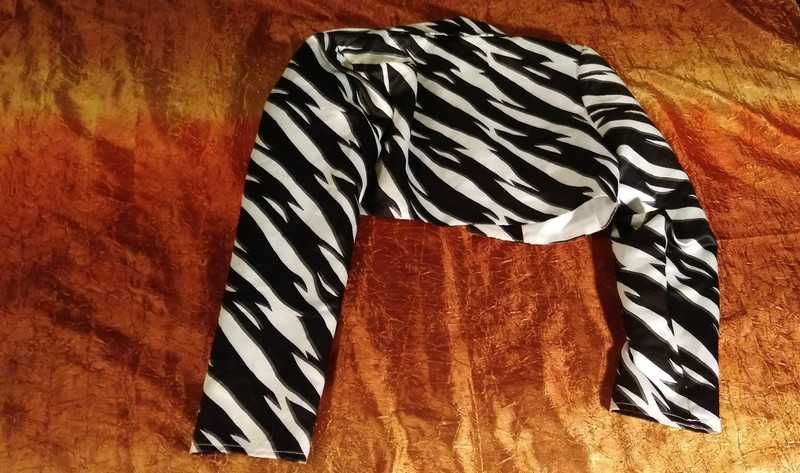 i saw it first rozm. 10 elegancka krótka marynarka  zebra z cyrkoniami